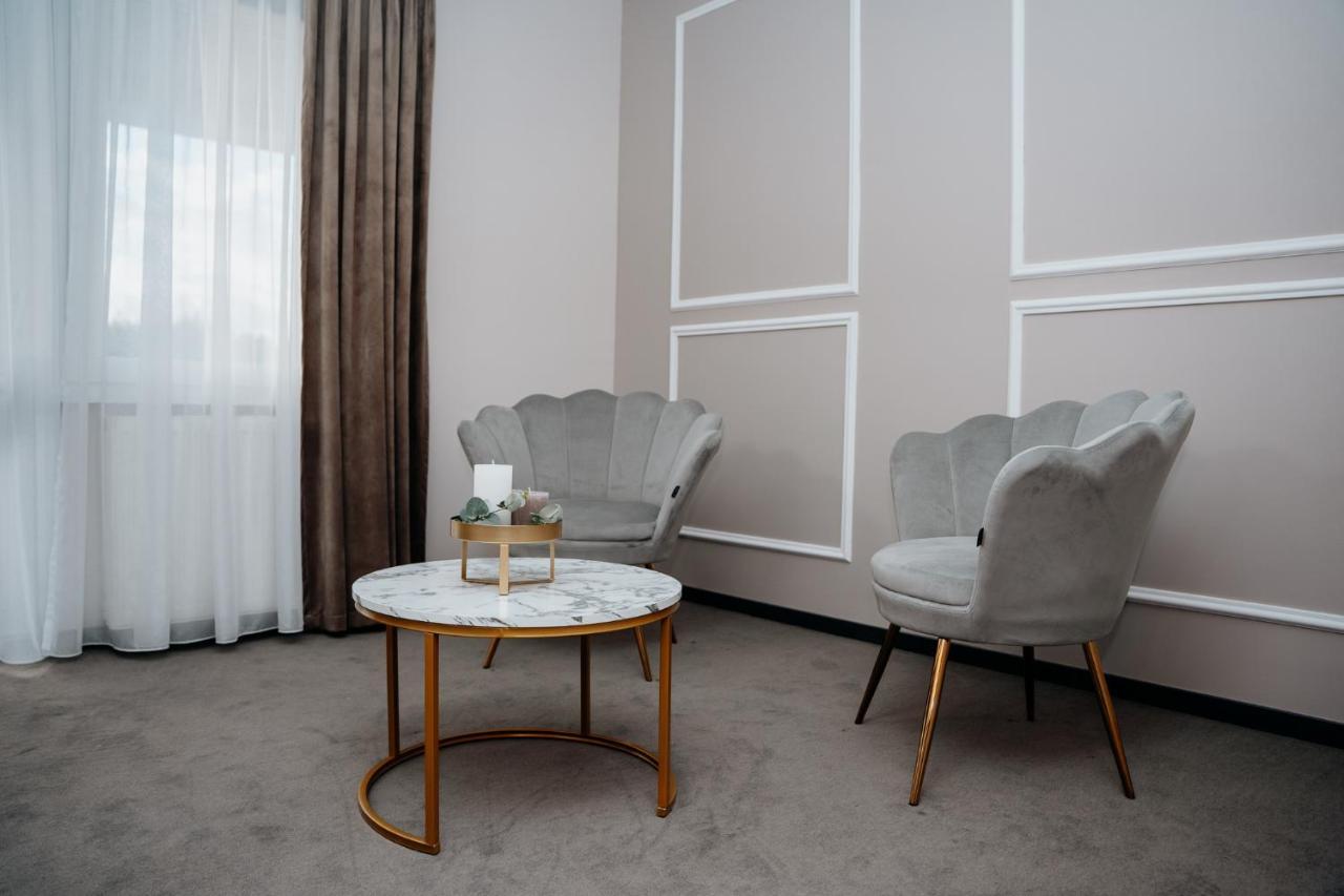 Hotel Resident Nowa Sarzyna Bagian luar foto
