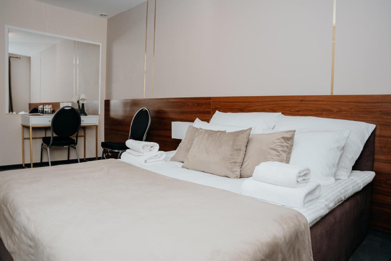 Hotel Resident Nowa Sarzyna Bagian luar foto