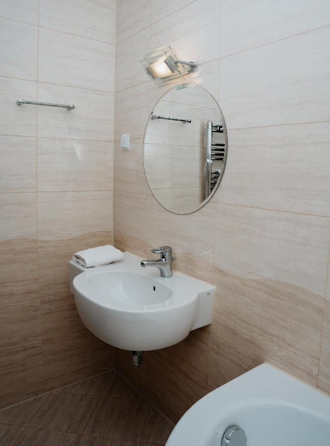 Hotel Resident Nowa Sarzyna Bagian luar foto