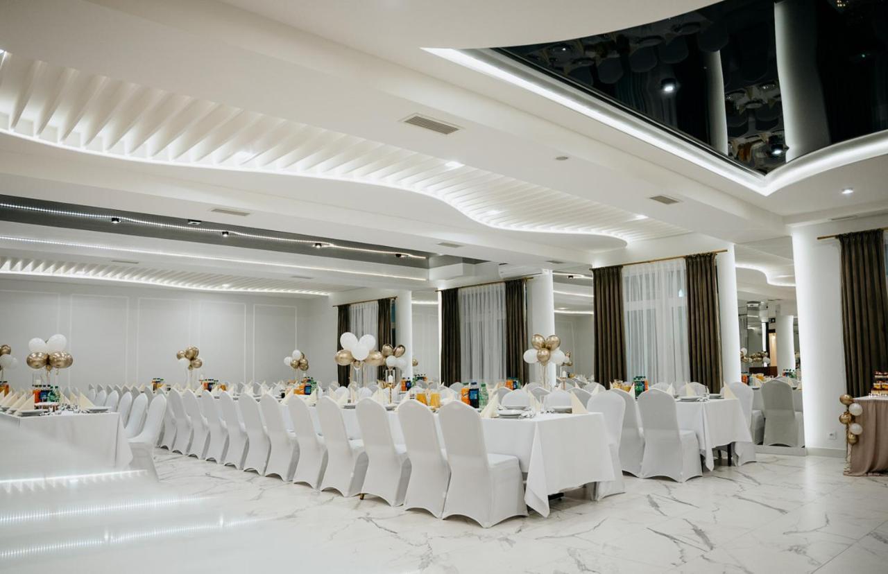 Hotel Resident Nowa Sarzyna Bagian luar foto
