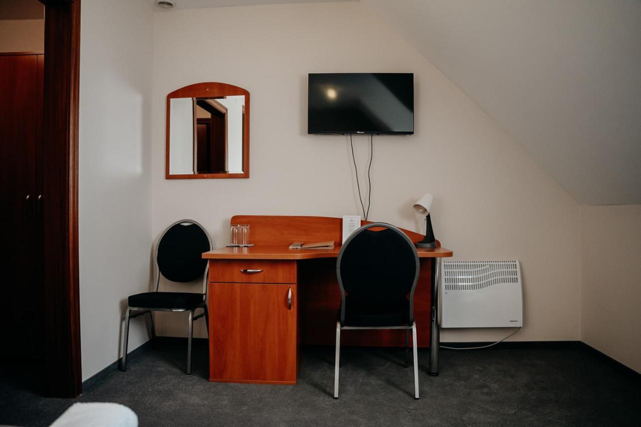 Hotel Resident Nowa Sarzyna Bagian luar foto